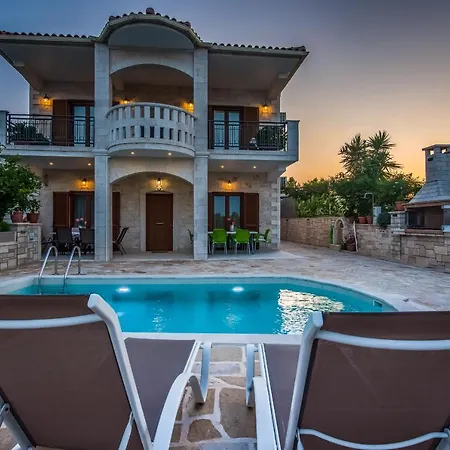 Stone Lika Tatil Evi *